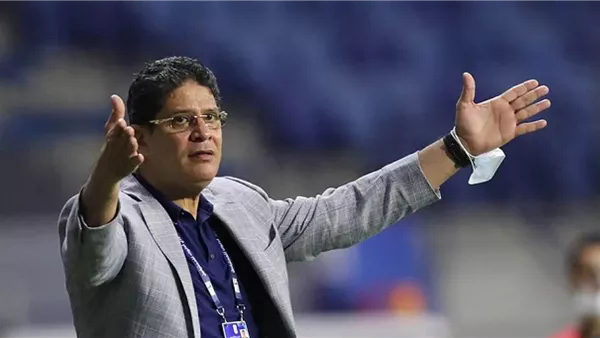 أيمن الرمادي يجدد عقده مع البنك الأهلي لموسمين إضافيين